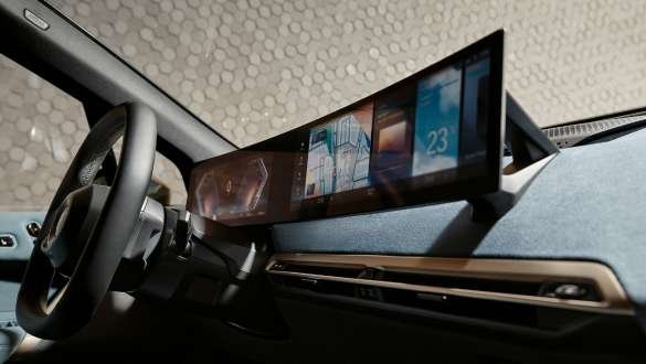 Изогнутый дисплей BMW