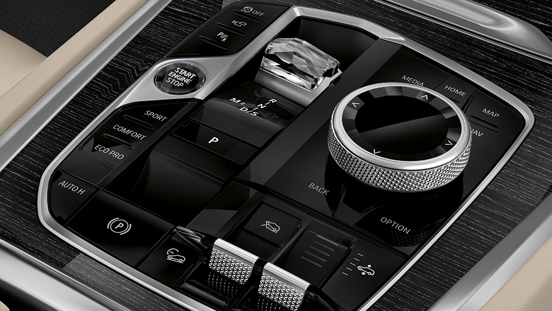 Хрусталь шынымен безендірілген әдемі элементтер