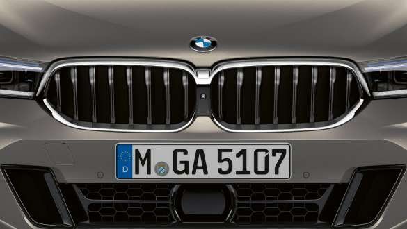 Фирменная решетка радиатора. 