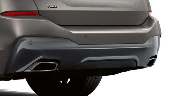 Патрубок системы выпуска трапециевидной формы. 