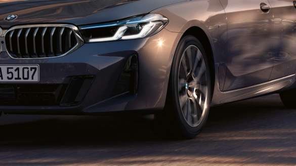 Адаптивная пневматическая подвеска передней и задней осей.