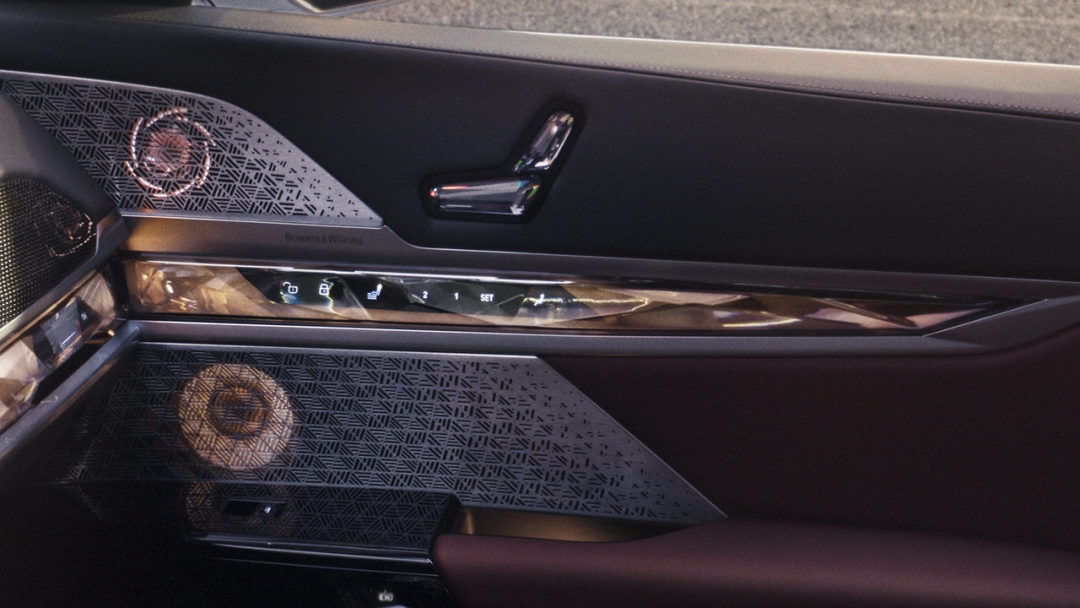 Аудиосистема Bowers & Wilkins Diamond Surround Sound.